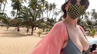 Đi biển không mặc quần