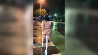Màn trình diễn lẳng lơ của bạn gái ngoài đường