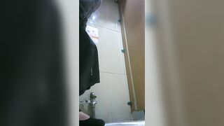toilet 37 (nôn xong thì đái)