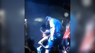 Gái bú mút cu nam rapper trên sân khấu