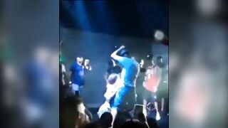 Gái bú mút cu nam rapper trên sân khấu