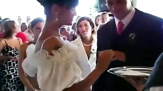 Bú cu chú rể trong lễ cưới đông họ hàng
