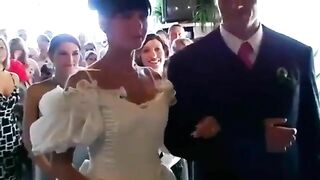 Bú cu chú rể trong lễ cưới đông họ hàng