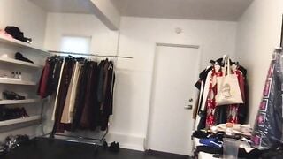 Ca sĩ, nhạc sĩ Miley Cyrus thay đồ vú ngon