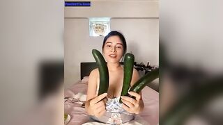 Em gái xăm mình kính người thủ dâm bằng dưa lro