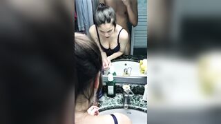 Em đang thay đồ mà bạn anh vô doggy em rồi