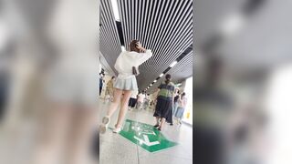 quay lén dưới váy mấy em xinh tươi đi dạo phố