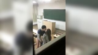 quay lén hai em học sinh địt nhau luôn trong lớp học - phần 2