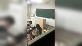 quay lén hai em học sinh địt nhau luôn trong lớp học - phần 2