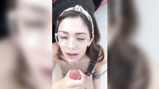 Xuất tinh lên mặt gái xinh ở bãi đỗ xe