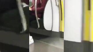 Quay lén cô gái thủ dâm trên tàu điện ngầm giật đùng đùng