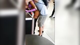 Đụ nhau ở khu triển lãm đông người