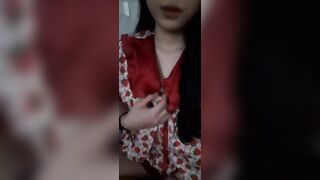 bé học sinh mới lớn khoe dáng với bướm múp rụp