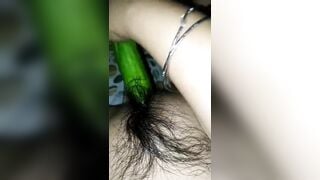 bé học sinh miền tây trốn bố mẹ vào nhà tắm thủ dâm bằng dưa chuột