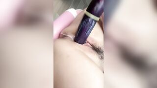Gái xinh nứng lấy cà tím đút lút cán