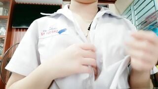 học sinh lớp 10 khoe vú lúc còn mặc đồng phục