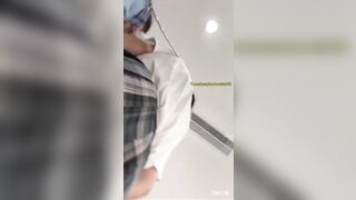 Quay lén em hs vừa đi học về vô tttm mua sắm