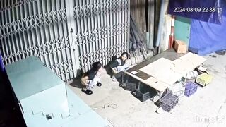 Trap girl ăn nhậu cho sướng rồi ngồi xả mấy bãi nước đái trước nhà người ta.