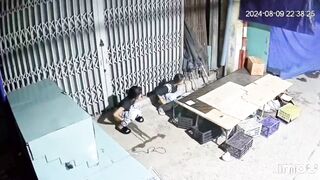 Trap girl ăn nhậu cho sướng rồi ngồi xả mấy bãi nước đái trước nhà người ta.