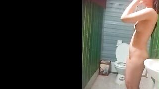 Em gái hàng xóm tắm