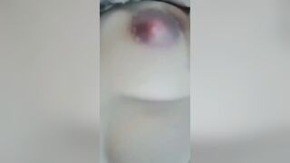 Em gái thích xoa cặp vú của mình