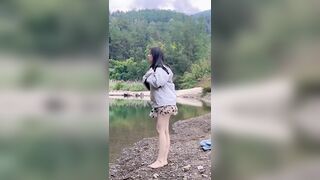 Nay em tắm suối cho mát khe