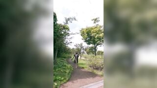 Em teen dâm bím múp vừa đi dạo trên đường vừa khỏa thân show vú bự bím múp public