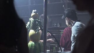 Jeny không mặc quần đi phục vụ bar