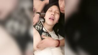 2 anh em họ ở chung nhà với nhau tranh thủ bố mẹ vắng là lại lôi ra địt