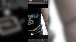 Chị gái đi toilet không lông