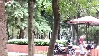 Bảo em ra công viên cho người lạ đụ rồi quay lén lại hả