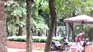 Bảo em ra công viên cho người lạ đụ rồi quay lén lại hả