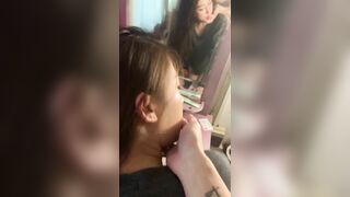 đỉ bé sinh viên loli trước gương trước lúc em đi chơi
