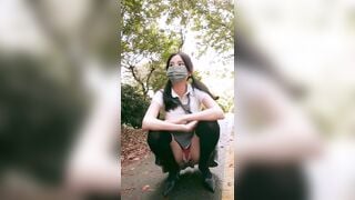 Em học sinh nứng lồn nhún nhảy khoe lồn public trên đường