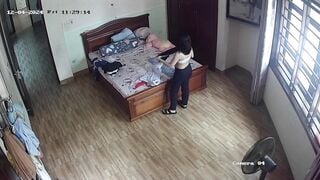 quay lén em học sinh mới nhú thay đồ đi học