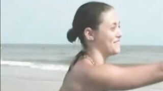Cô gái tuổi teen khoe hàng trên bãi biển