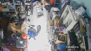 Đang làm việc trong tiệm em hàng xóm nứng lồn sang nhờ anh địt cho phát