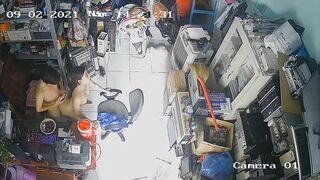 Đang làm việc trong tiệm em hàng xóm nứng lồn sang nhờ anh địt cho phát