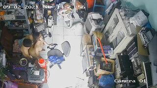 Đang làm việc trong tiệm em hàng xóm nứng lồn sang nhờ anh địt cho phát