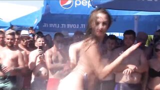 Ngẫu hứng khoe vú giữa đám đông người lạ