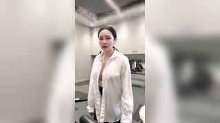 Gái xinh đi tập gym khoe vú to dâm đãng