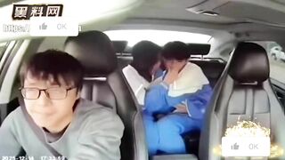 Cặp đôi học sinh làm tình bú cú trên xe taxi bị camera quay lại