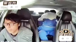 Cặp đôi học sinh làm tình bú cú trên xe taxi bị camera quay lại