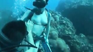 Đi lặn biện cùng gạ anh khách địt nhau bú cu mút cặc đít dưới nước sướng cu