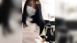 E teen học sinh Nhật dâm mới lớn nứng lồn show hàng móc lồn public giữa đường phố