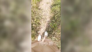 E teen dâm show hàng public k mặc đồ đi dạo quanh đồng cỏ