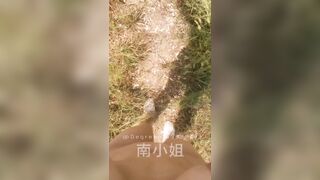 E teen dâm show hàng public k mặc đồ đi dạo quanh đồng cỏ