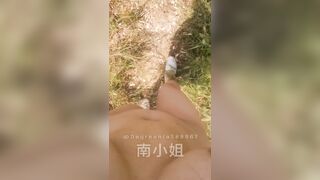 E teen dâm show hàng public k mặc đồ đi dạo quanh đồng cỏ