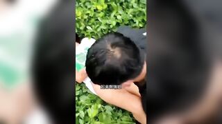 1 đám thanh niên dụ dỗ em học sinh ra sau trường tặng quà nhưng bị cả đám đè móc lồn