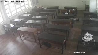 2 cặp học sinh vô tư tập tành địt nhau trong cả lớp học
